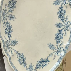Petit plat terre de fer Emile Bourgeois motif guirlande fleurs bleues