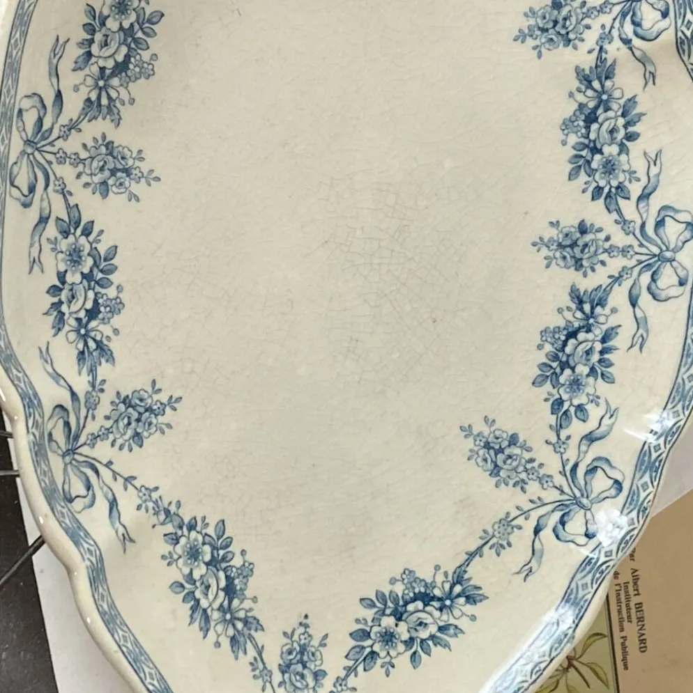 Petit plat terre de fer Emile Bourgeois motif guirlande fleurs bleues