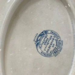 Petit plat terre de fer Emile Bourgeois motif guirlande fleurs bleues