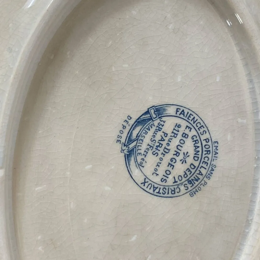 Petit plat terre de fer Emile Bourgeois motif guirlande fleurs bleues