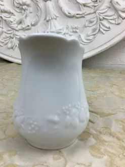 Petit pot à lait en porcelaine blanche