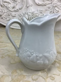 Petit pot à lait en porcelaine blanche