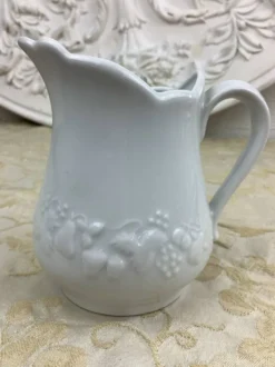 Petit pot à lait en porcelaine blanche