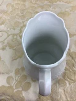 Petit pot à lait en porcelaine blanche