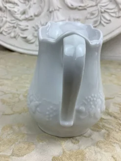 Petit pot à lait en porcelaine blanche