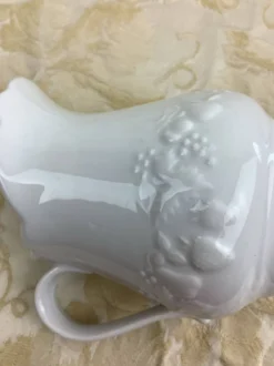 Petit pot à lait en porcelaine blanche
