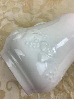 Petit pot à lait en porcelaine blanche