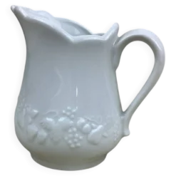 Petit pot à lait en porcelaine blanche
