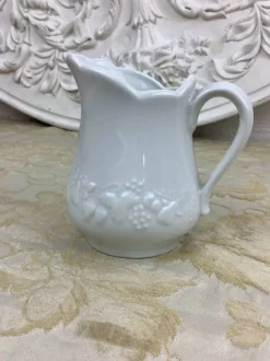 Petit pot à lait en porcelaine blanche