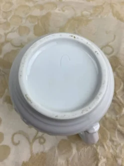 Petit pot à lait en porcelaine blanche