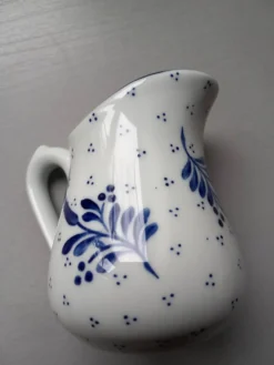 Petit pot à lait en porcelaine de Limoges