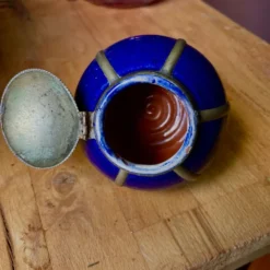Petit pot récipient en céramique bleu avec monture métallique et couve