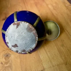 Petit pot récipient en céramique bleu avec monture métallique et couve