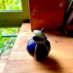 Petit pot récipient en céramique bleu avec monture métallique et couve