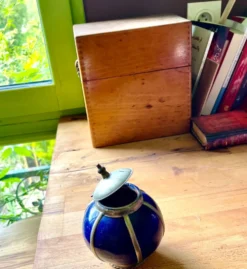Petit pot récipient en céramique bleu avec monture métallique et couve