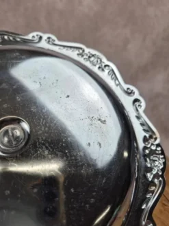 Petit présentoir rond vintage en métal chromé – style rocaille