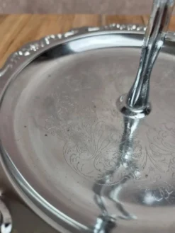 Petit présentoir rond vintage en métal chromé – style rocaille
