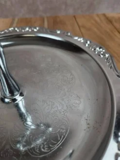 Petit présentoir rond vintage en métal chromé – style rocaille