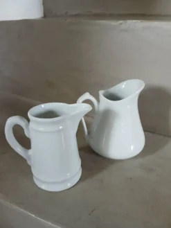2 petits pichets en porcelaine blanche