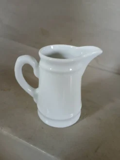 2 petits pichets en porcelaine blanche