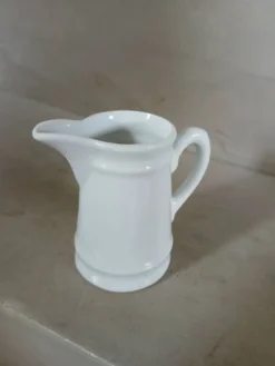 2 petits pichets en porcelaine blanche