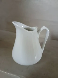 2 petits pichets en porcelaine blanche