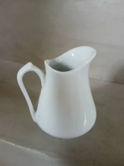 2 petits pichets en porcelaine blanche