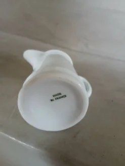 2 petits pichets en porcelaine blanche