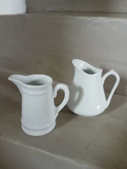 2 petits pichets en porcelaine blanche