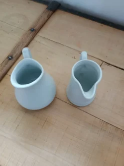 2 petits pichets en porcelaine blanche