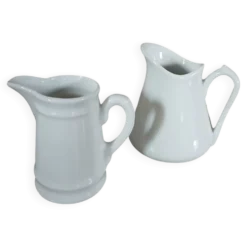 2 petits pichets en porcelaine blanche