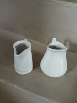 2 petits pichets en porcelaine blanche