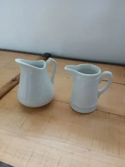 2 petits pichets en porcelaine blanche