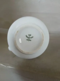 2 petits pichets en porcelaine blanche