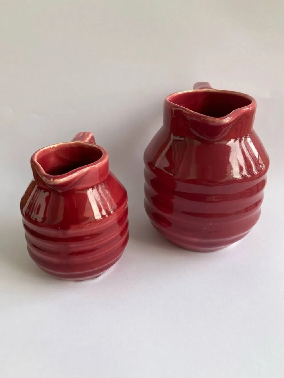 2 petits pots à lait et à crème Onnaing art déco rouge