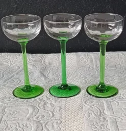 10 petits VERRES 5 cl à pied vert émeraude