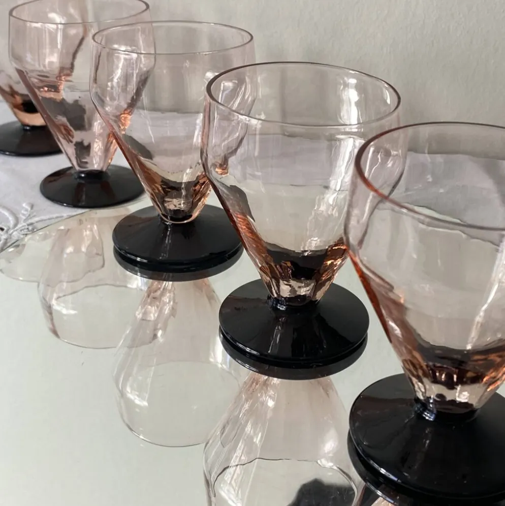 6 petits verres à vin ou à eau art déco rose et pied noir 7 cl