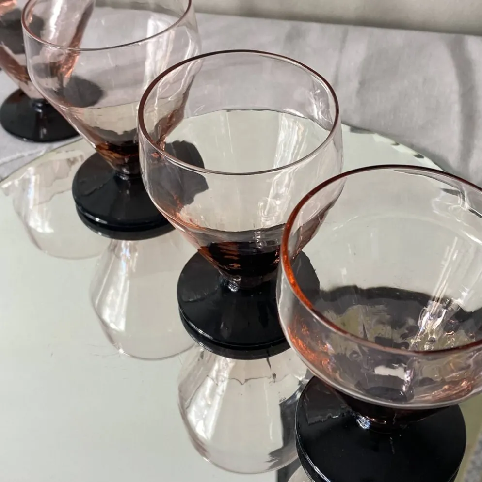 6 petits verres à vin ou à eau art déco rose et pied noir 7 cl