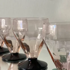 6 petits verres à vin ou à eau art déco rose et pied noir 7 cl