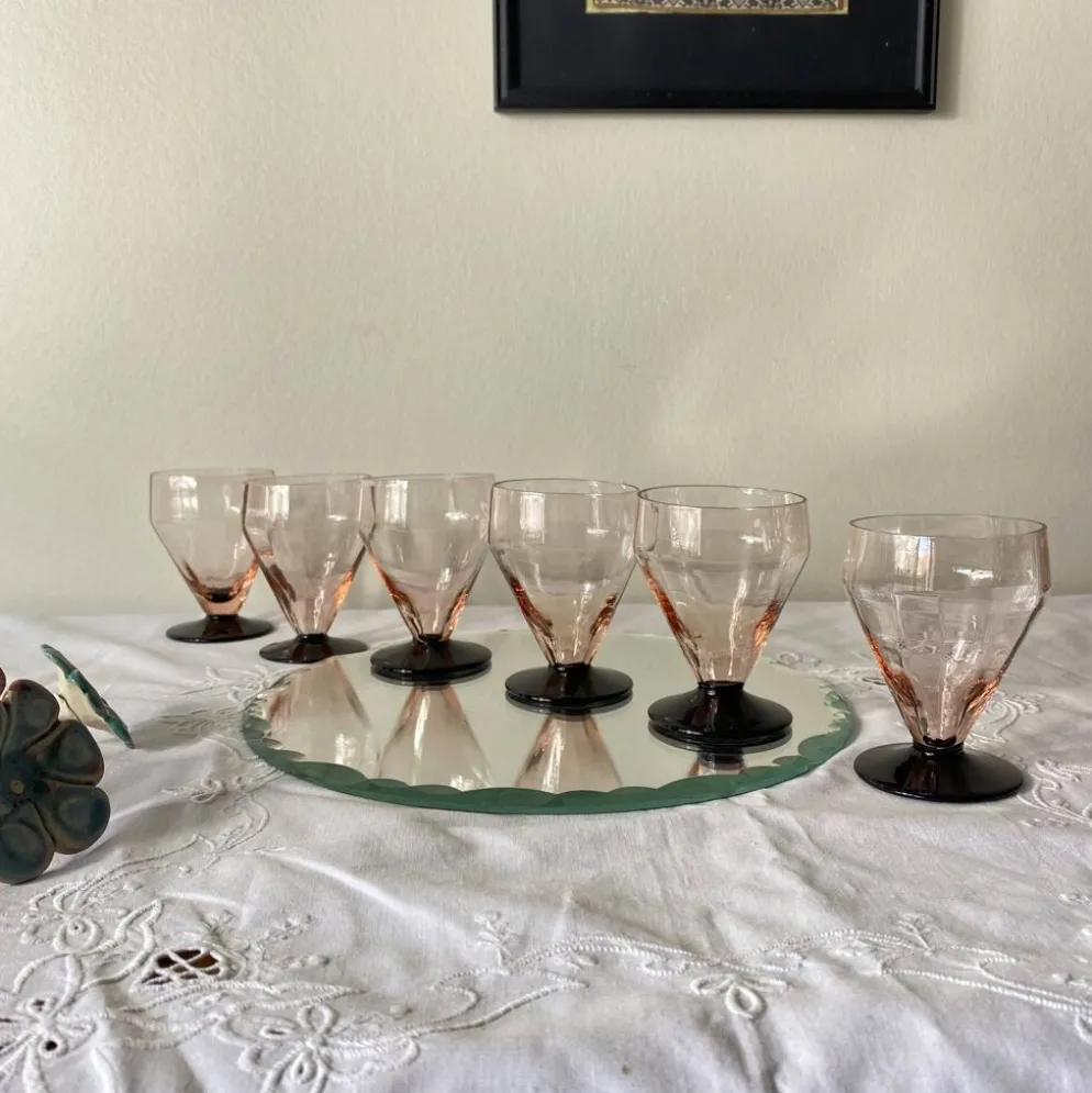 6 petits verres à vin ou à eau art déco rose et pied noir 7 cl