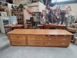 Pièce unique : grand meuble d'atelier en bois massif à 9 tiroirs