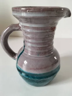 Pichet Accolay en céramique émaillée, circa 1955–1965.