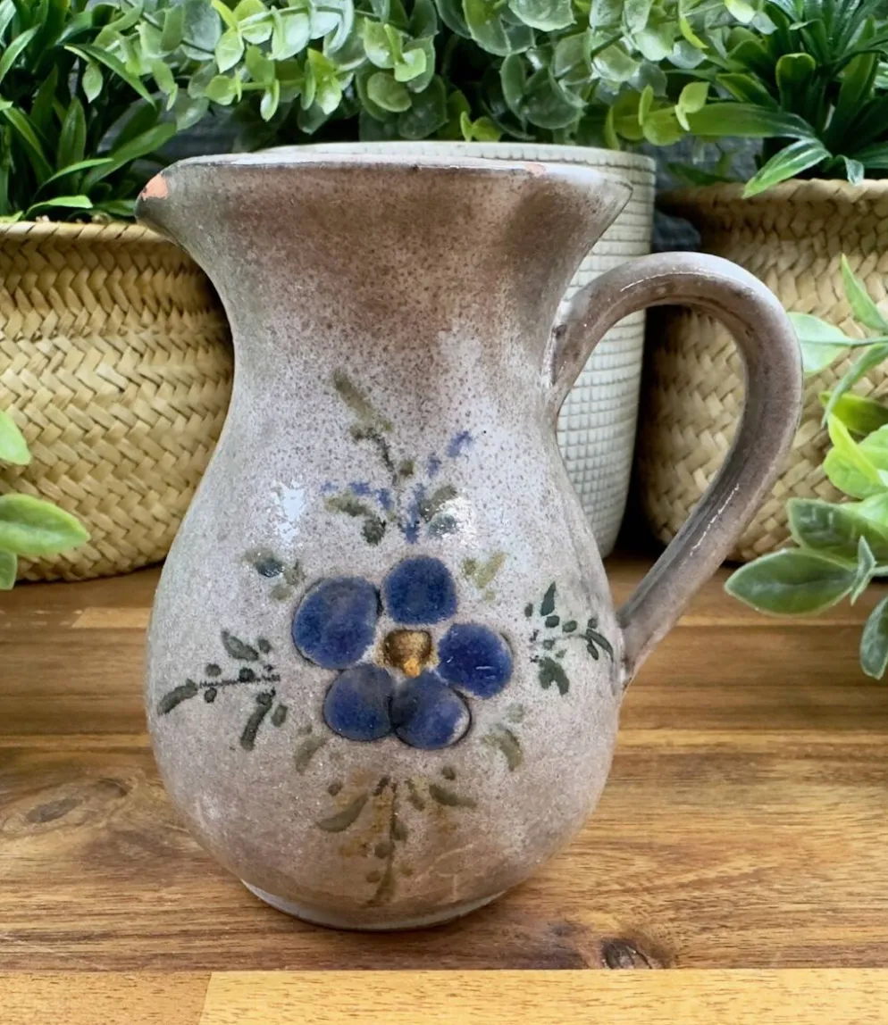 Pichet ancien en céramique grise décor fleur bleue peint main vintage