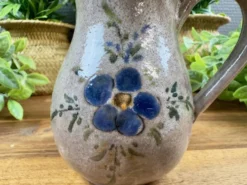 Pichet ancien en céramique grise décor fleur bleue peint main vintage