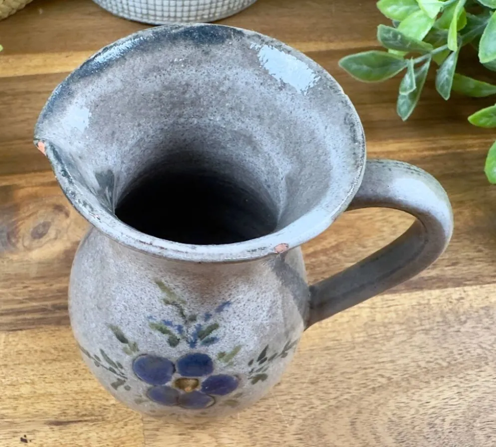 Pichet ancien en céramique grise décor fleur bleue peint main vintage