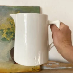 Pichet ancien en faïence blanche
