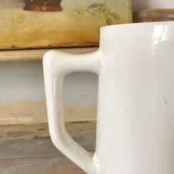 Pichet ancien en faïence blanche