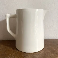 Pichet ancien en faïence blanche