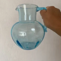 Pichet ancien en verre et plateau
