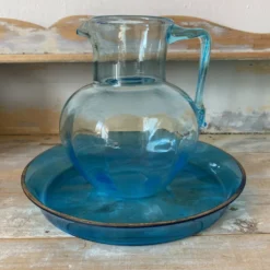 Pichet ancien en verre et plateau